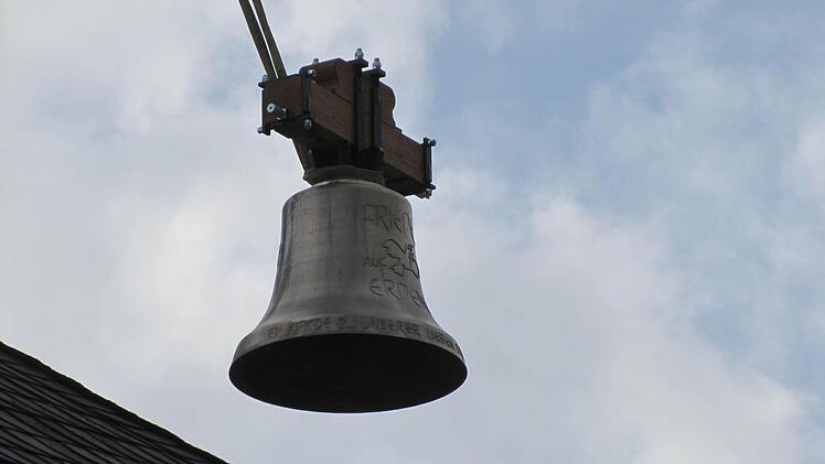 Eine der drei neuen Glocken schwebt über dem Dach der Seidmannsdorfer Liebfrauenkirche ihrem neuen Platz im Kirchturm entgegen. Foto: Martin Koch