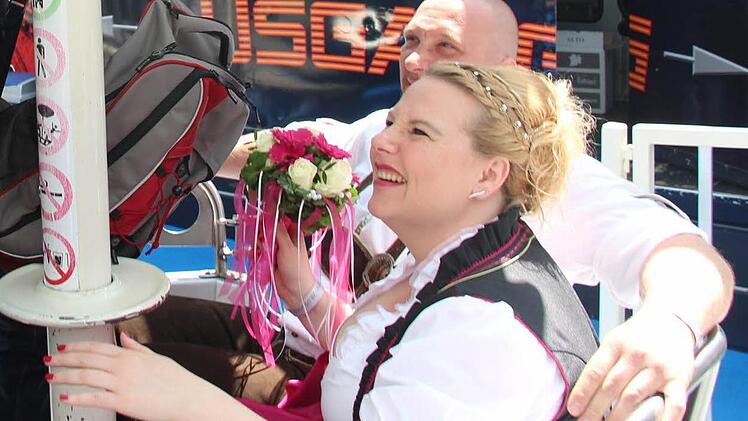Hochzeit auf der Bergkerwa: Christian Stenz und Daniela Doppel aus Erlangen heirateten auf der Bergkirchweih 2015 Foto: Christian Bauriedel
