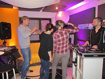 Jonas Ochs mit zwei Mädchen der Trauergruppe im Tonstudio von Alexander Döbereiner alias Scratch Dee. Foto: pr