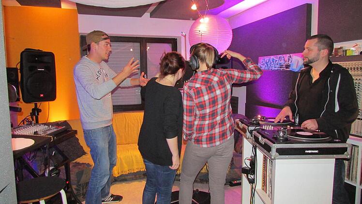 Jonas Ochs mit zwei Mädchen der Trauergruppe im Tonstudio von Alexander Döbereiner alias Scratch Dee. Foto: pr