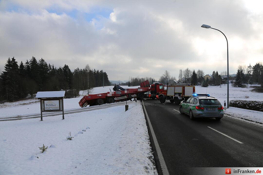 Lkw rutscht in Böschung