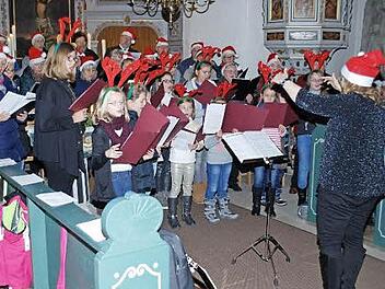Ein schöner Einfall: Bei dem Lied "Rudolph, das kleine Rentier" trat der Gesangverein und Kinder- und Jugendchor mit Leiterin Ulrike Brandl im entsprechendem Outfit auf. Foto: Karl Klippel