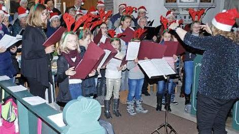 Ein schöner Einfall: Bei dem Lied "Rudolph, das kleine Rentier" trat der Gesangverein und Kinder- und Jugendchor mit Leiterin Ulrike Brandl im entsprechendem Outfit auf. Foto: Karl Klippel