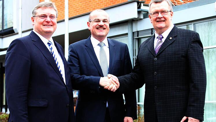 Bei der Raiffeisenbank Obermain Nord werden Sie fair und persönlich beraten. Im Bild: Vorstandsvorsitzender Thomas Siebenaller, Vorstand Ulrich Klein und Aufsichtsratsvorsitzender Georg Vonbrunn (von links).  Foto: PR