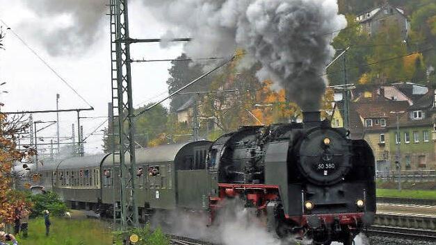 Die Ankunft des Dampf-Sonderzuges in Kronach mit der Güterzuglok der Baureihe 50 war ein Ereignis, das viele im Bild festhalten wollten . Foto: K. Oelzner