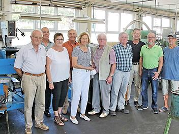 Ihre alte Ausbildungsstätte besuchten Lehrlinge, die vor 50 Jahren bei der Firma Löwinger GmbH (heute Münnerstädter Maschinenbau GmbH bzw. Hilgenberg GmbH) eine Ausbildung angefangen hatten. Mit auf dem Bild Renate Löwinger (5. von links).  Foto: Dieter Britz