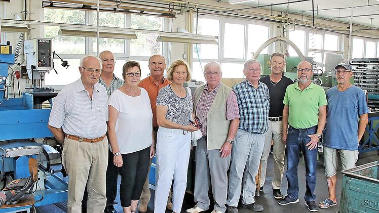 Ihre alte Ausbildungsstätte besuchten Lehrlinge, die vor 50 Jahren bei der Firma Löwinger GmbH (heute Münnerstädter Maschinenbau GmbH bzw. Hilgenberg GmbH) eine Ausbildung angefangen hatten. Mit auf dem Bild Renate Löwinger (5. von links).  Foto: Dieter Britz