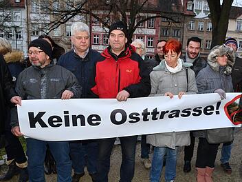Vor der Sitzung demonstrierten Freie Wähler, Mitglieder des Golfclubs und Bewohner der Natosiedlung gegen die Wiederaufnahme der Ostumfahrung in die Bamberger Bahndebatte.  Fotos: Ronald Rinklef
