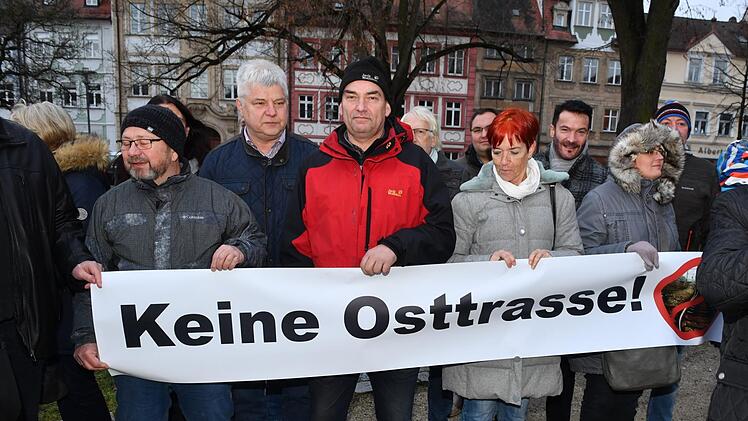 Vor der Sitzung demonstrierten Freie Wähler, Mitglieder des Golfclubs und Bewohner der Natosiedlung gegen die Wiederaufnahme der Ostumfahrung in die Bamberger Bahndebatte.  Fotos: Ronald Rinklef