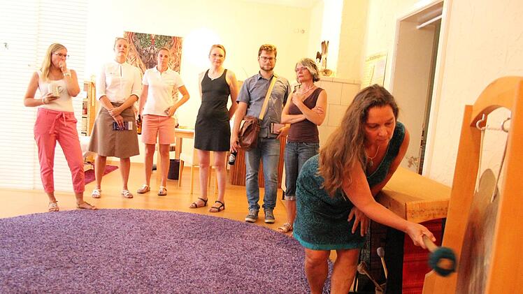 Judith Beuschels Beitrag mit Klangschalen und Gong geht in die meditative Richtung.  Foto: Andreas Dorsch