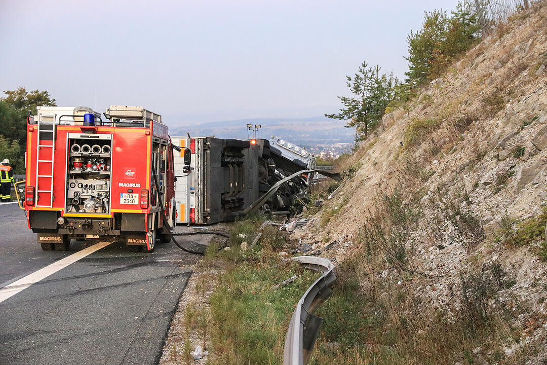 Gegen Felswand gekracht und aus Fahrzeug geschleudert