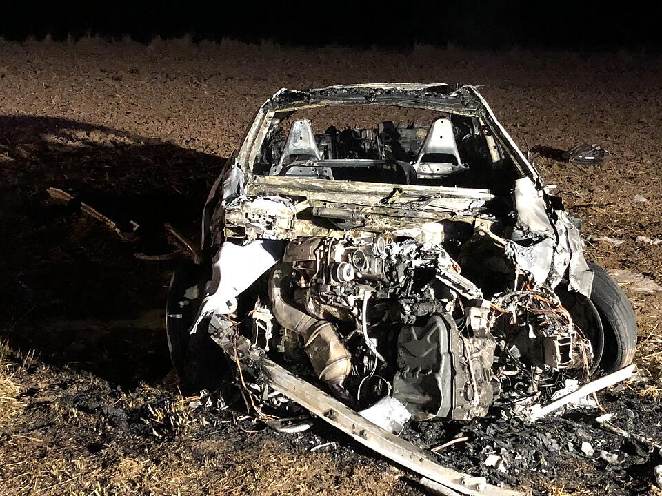 Tödlicher Unfall im Kreis Ansbach: Junge Autofahrerin prallt gegen Baum und stirbt - Auto geht in Flammen auf