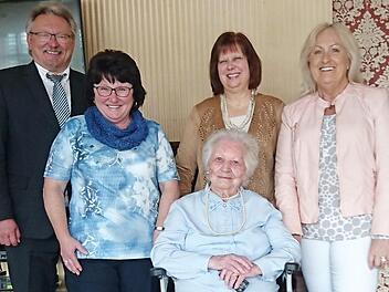Gratulation zum 95. Geburtstag von Maria Wich (vorne). Das Bild zeigt (stehend, von links) Bürgermeister Hans Pietz, Pfarrsekretärin Franziska Lehmann, Schwiegertochter Eva Wich sowie CSU-Ortsverbandsvorsitzende und Marktgemeinderätin Anita Swiduruk. Foto: Karl-Heinz Hofmann