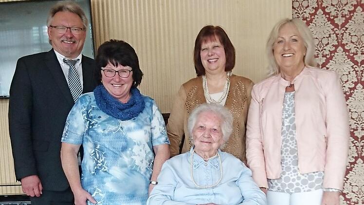 Gratulation zum 95. Geburtstag von Maria Wich (vorne). Das Bild zeigt (stehend, von links) Bürgermeister Hans Pietz, Pfarrsekretärin Franziska Lehmann, Schwiegertochter Eva Wich sowie CSU-Ortsverbandsvorsitzende und Marktgemeinderätin Anita Swiduruk. Foto: Karl-Heinz Hofmann