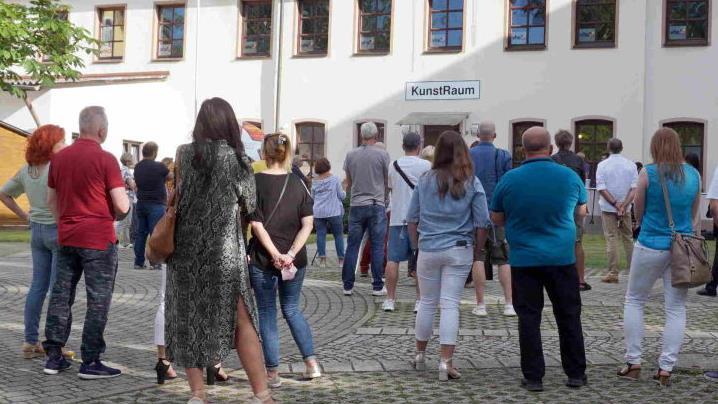 Die Wiedereröffnung des Kunstraums zog viele Besucher an.    Foto: Richard Sänger