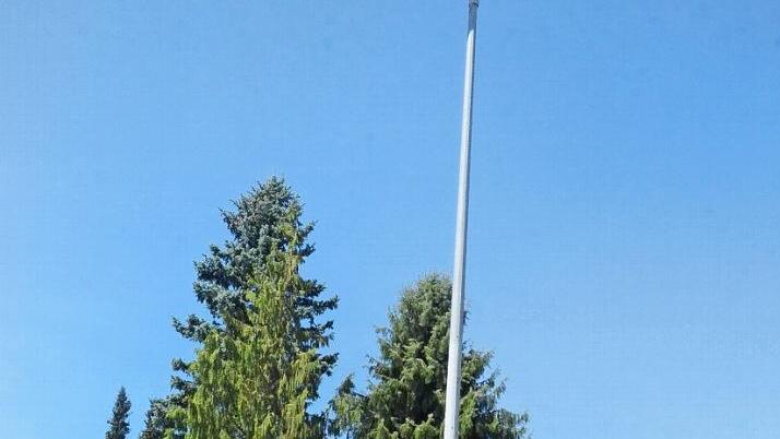Bürgermeister Stefan Heinlein zeigt einen der Leuchtkörper, die künftig energieeffizienter als bisherige Leuchten von den Lichtmasten erstrahlen werden; von rechts im Bild Dominic Tschampel (Betriebsmanager), Kommunalbetreuer Edgar Müller, Bürgermeister Heinlein, Antonio Sauchella (Geschäftsleiter Markt Pressig) und zwei Mitarbeiter der FEG Naila. Foto: Karl-Heinz Hofmann