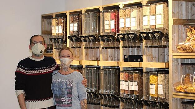 Inhaber Christian Schenkel und seine Mitarbeiterin Josefine Schlegelmilch freuen sich schon auf die Er&ouml;ffnung.  Foto: Vera Schiller