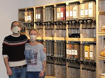 Inhaber Christian Schenkel und seine Mitarbeiterin Josefine Schlegelmilch freuen sich schon auf die Eröffnung.  Foto: Vera Schiller