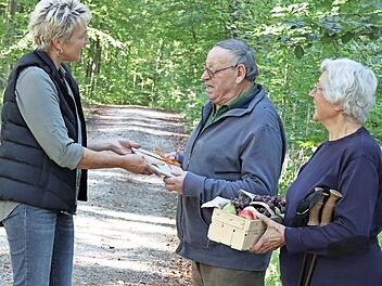 Die Vorsitzende der Kreisgruppe Lichtenfels des Landesbundes f&uuml;r Vogelschutz, Marion Damm, zeichnet das Ehepaar H&uuml;ttner aus.