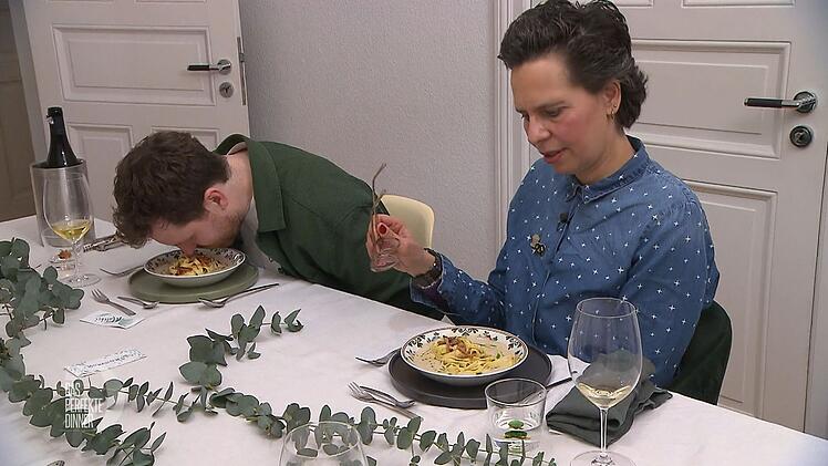 Matthis versenkt sich in die Carbonara, die Alex erst mal kritisch beäugt.