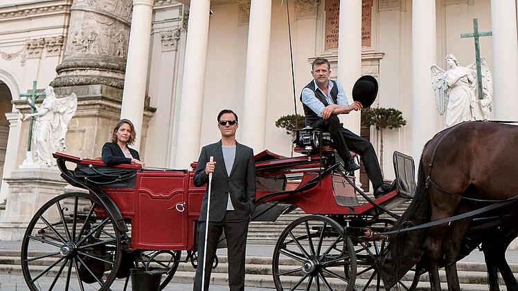 Während Haller (Philipp Hochmair, vorne) der Wiener Kripo hilft, steigt sein Freund und Chauffeur Niko (Andreas Guenther) vom Auto auf den Fiaker um, um einen raffiniert getarnten Ring von Drogenkurieren auszuspionieren.