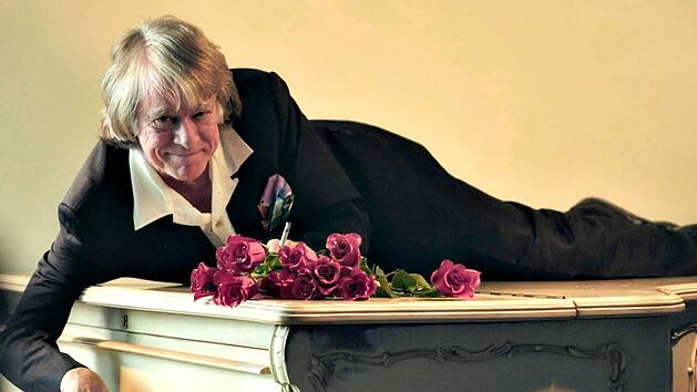 Rote Rosen auf weißem Klavier: Helge Schneider schuf sich zum 70. Geburtstag kurzerhand selbst ein filmisches Denkmal.