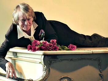 Rote Rosen auf weißem Klavier: Helge Schneider schuf sich zum 70. Geburtstag kurzerhand selbst ein filmisches Denkmal.