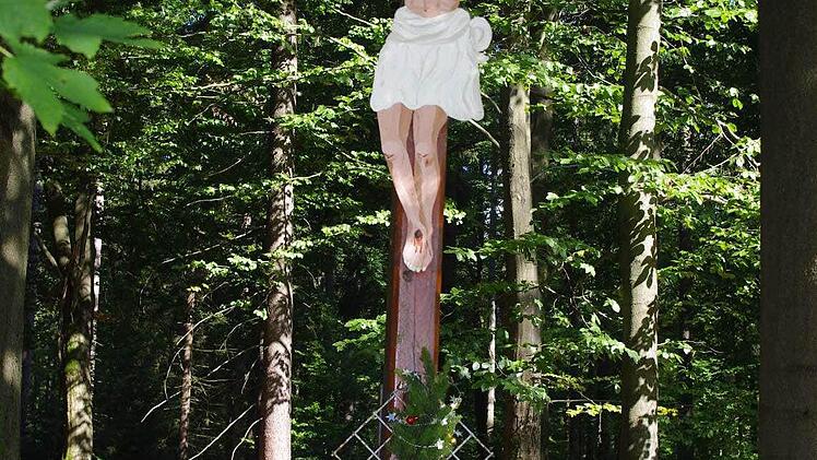 Das rote Kreuz findet man etwa 500 Meter nördlich der Bushaltestelle Hirschfeld, Aumühle, eingebettet im Fichten- und Buchenwald neben dem Jägersbachweg zur Waldkapelle Neubauer. Unter dem Metallbogendach am oberen Ende des Kreuzes sind die Buchstaben I.N.R.J befestigt.