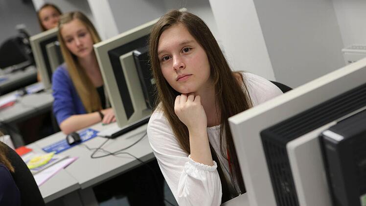Interessiert sitzen die neun Mädchen, die am Girls' Day in der Mediengruppe Oberfranken teilgenommen haben. Foto: Barbara Herbst