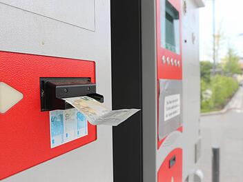 Noch verschmäht dieser Karten-Automat am Bambados die neue Fünf-Euro-Note.  Foto: Matthias Hoch