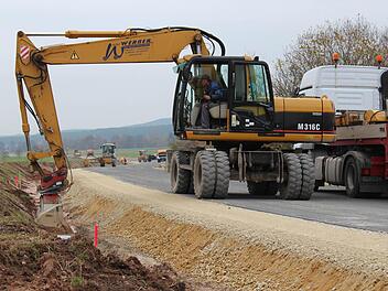 6,50 Meter breit wird die neue Fahrbahn von Herrnsdorf nach Röbersdorf. Noch heuer soll der erste Abschnitt fertig werden. Foto: Andreas Dorsch