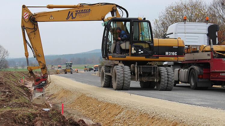 6,50 Meter breit wird die neue Fahrbahn von Herrnsdorf nach Röbersdorf. Noch heuer soll der erste Abschnitt fertig werden. Foto: Andreas Dorsch