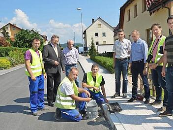 Übergabe und Bauabnahme des sanierten Veilchenwegs in Pressig mit Bürgermeister Hans Pietz (Zweiter von links), Mitarbeitern der Gemeindeverwaltung und Vertretern der am Bau beteiligten Planer und Firmen.  Foto: Karl-Heinz Hofmann