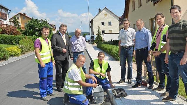 Übergabe und Bauabnahme des sanierten Veilchenwegs in Pressig mit Bürgermeister Hans Pietz (Zweiter von links), Mitarbeitern der Gemeindeverwaltung und Vertretern der am Bau beteiligten Planer und Firmen.  Foto: Karl-Heinz Hofmann