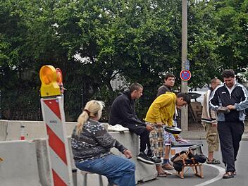 Die Müllbettler warten vor dem Wertstoffhof. Fotos: Nikolas Pelke