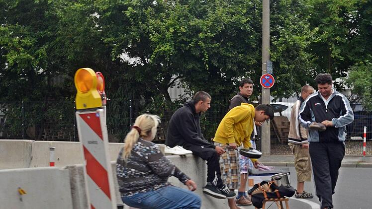 Die Müllbettler warten vor dem Wertstoffhof. Fotos: Nikolas Pelke