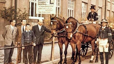 Mit besonderen Aktionen machten die Briefmarkenfreunde auf sich aufmerksam. Bei der ersten Ausstellung im Jahr 1957 fuhr noch einmal eine Postkutsche durch den Ort.