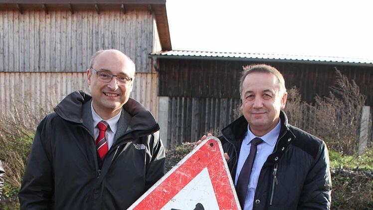Achtung, es geht wieder los: Bürgermeister Bernd Steinhäuser (rechts) und Luk-Geschäftsführer Gerd Dilsch haben die Baustellenschilder wieder hervorgeholt. Foto: Sonja Adam