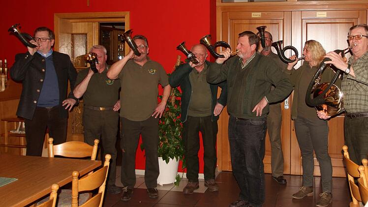 Die Jagdhornbläsergruppe Ebern umrahmte die Veranstaltung und bekam viel Lob für ihr tolles Abschneiden beim Wertungsspiel im Landeswettbewerb.  Fotos: Günther Geiling