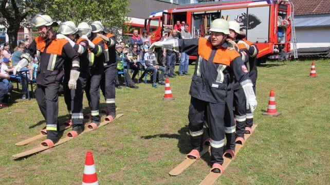 Schifahren als Trockenübung - ein Spiel bei der Feuerwehrolympiade