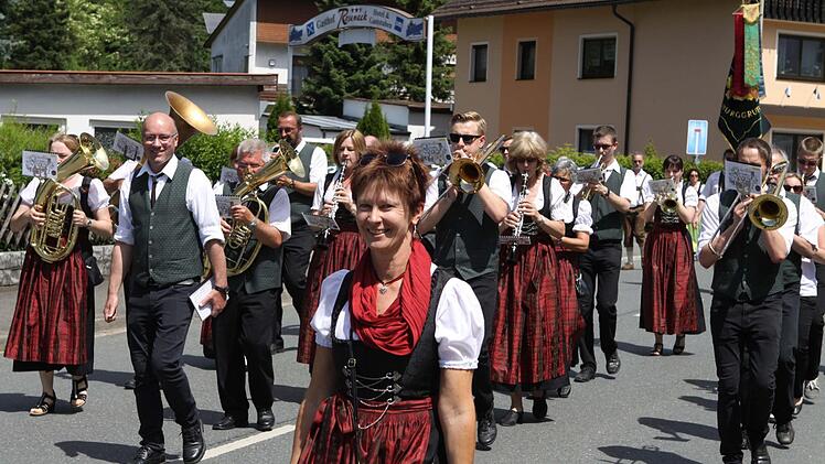 Impressionen vom Schützenumzug in Wallenfels. Foto: Michael Wunder