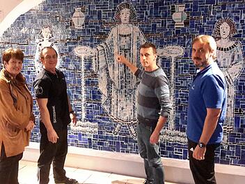 Intensive Schulungs- und Weiterbildungsmaßnahmen ganz unterschiedlicher Art haben (von rechts) Ullrich Geppert, Cosmas Wildenauer und Michael Szczesniak erfolgreich hinter sich gebracht. Vor dem historischen Badehaus-Mosaik würdigte Bürgermeisterin Brigitte Meyerdierks (links) das Engagement der drei Mitwirkenden beim Bad Brückenauer Heilquellenprojekt. Rolf Pralle