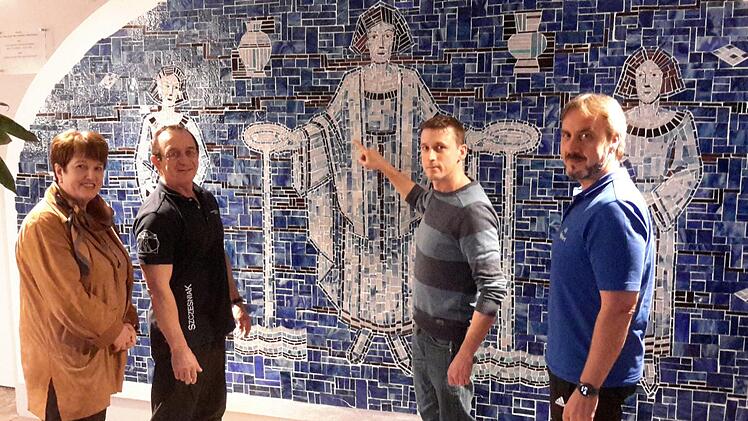 Intensive Schulungs- und Weiterbildungsmaßnahmen ganz unterschiedlicher Art haben (von rechts) Ullrich Geppert, Cosmas Wildenauer und Michael Szczesniak erfolgreich hinter sich gebracht. Vor dem historischen Badehaus-Mosaik würdigte Bürgermeisterin Brigitte Meyerdierks (links) das Engagement der drei Mitwirkenden beim Bad Brückenauer Heilquellenprojekt. Rolf Pralle