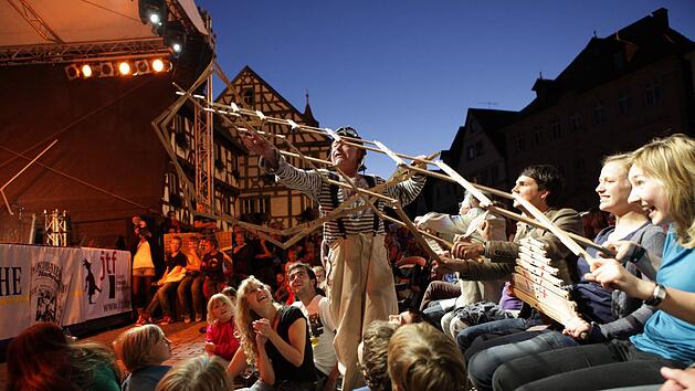 Bei der ZirkArt-Festivaleröffnung des Jungen Theaters Forchheim in 2016   sorgte unter anderem Hans Krüger mit seinem Holzfeuerwerk für Begeisterung. Foto: Barbara Herbst/Archiv
