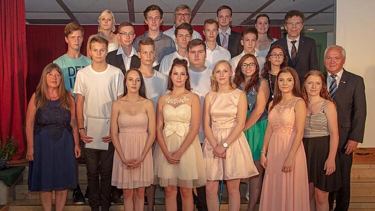 Sie haben ihre extra Chance genutzt, die Schülerinnen und Schüler der besonderen 9. Klasse an der Johann-Puppert-Schule in Michelau. Das Foto zeigt sie zusammen mit der Schulleiterin Alexandra Kober, Bürgermeister Helmut Fischer, dem Schulamtsdirektor Norbert Hauck und ihrem Klassenleiter Roland Löffler.Klaus Gagel