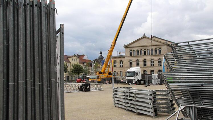 Neben der Bühne müssen auch Absperrungen aufgebaut werden, die bald den ganzen Schlossplatz einzäunen werden. Insgesamt arbeiten 16 Personen am Aufbau.Foto: Svenja Sollmann