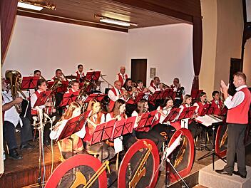 Böhmische Musik holten die Weisachtaler mit ihrem Dirigenten Dimitry Braudo in den Hartlebsaal Maroldsweisach. Foto: Helmut Will