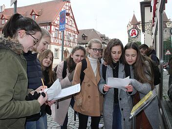 Bei einer Stadtrallye mussten gemeinsam knifflige Fragen über Herzogenaurach beantwortet werden. Fotos: Bernhard Panzer