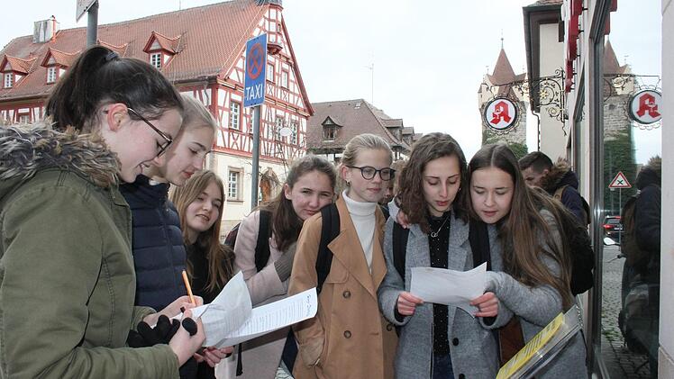 Bei einer Stadtrallye mussten gemeinsam knifflige Fragen über Herzogenaurach beantwortet werden. Fotos: Bernhard Panzer