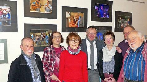 Martin Ritter, Hedi Ströhlein, Ingeborg Düreth, Siegfried und Helga Küspert, Werner Eberhardt und Manfred Ströhlein (von links) bei der Eröffnung der Foto-Ausstellung. Foto: Dieter Hübner